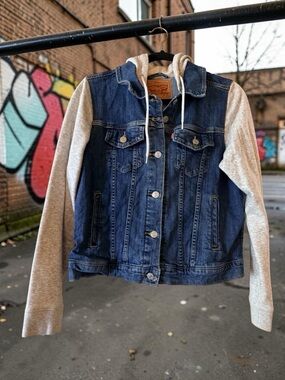 Levi's-Inspired Blue Denim Jacket with Gray Hoodie Sleeves